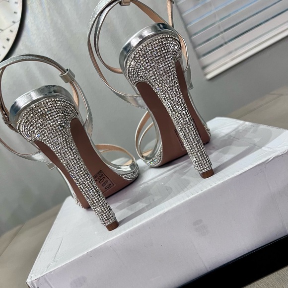 Beautiful silver heels - Picture 5 of 11